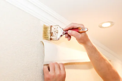 Pose de papier peint à Taulis — revêtements muraux et toiles de verre